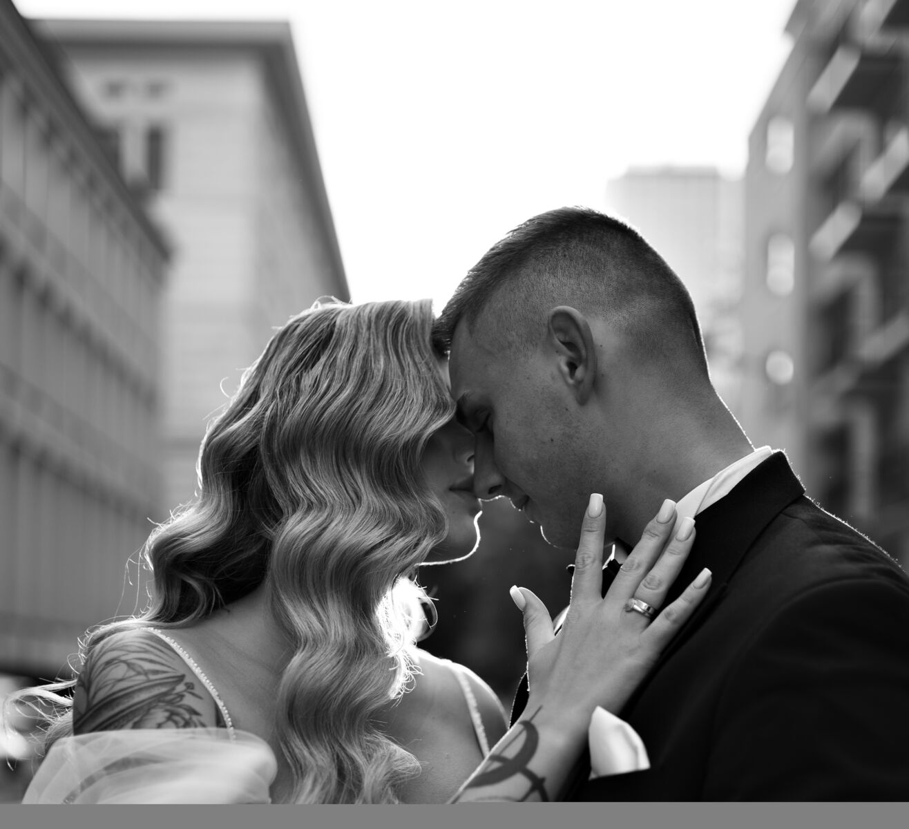 Sesja plenerowa — portret pary czarno-biały